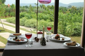 Reggeli, ebéd és vacsora, kilátás a medencére 