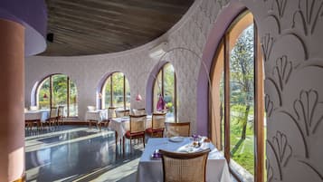 Serviço de café da manhã, almoço, jantar; vistas para a piscina