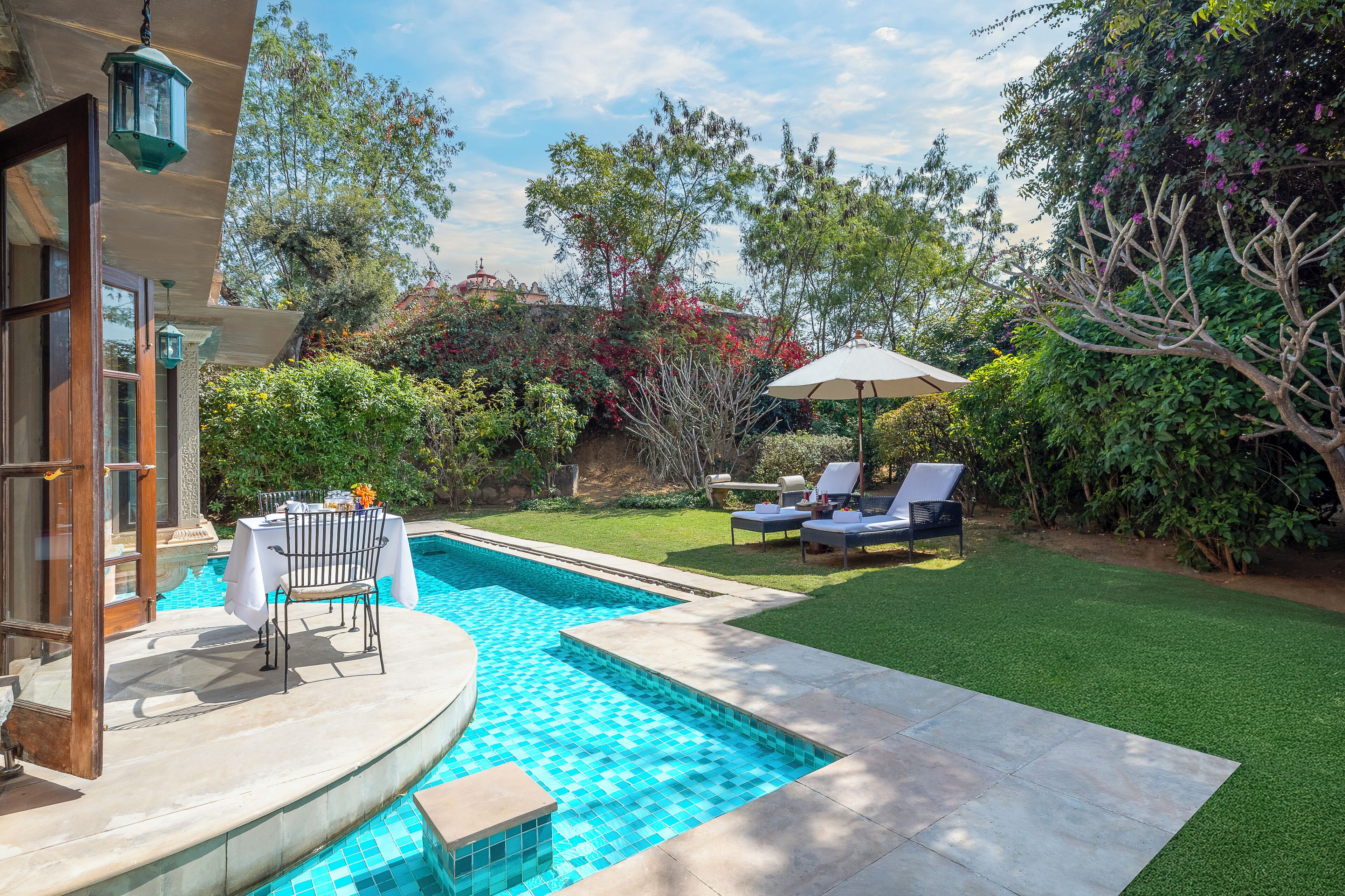 Outdoor pool, pool umbrellas, sun loungers
