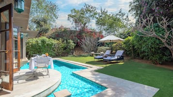 Outdoor pool, pool umbrellas, sun loungers