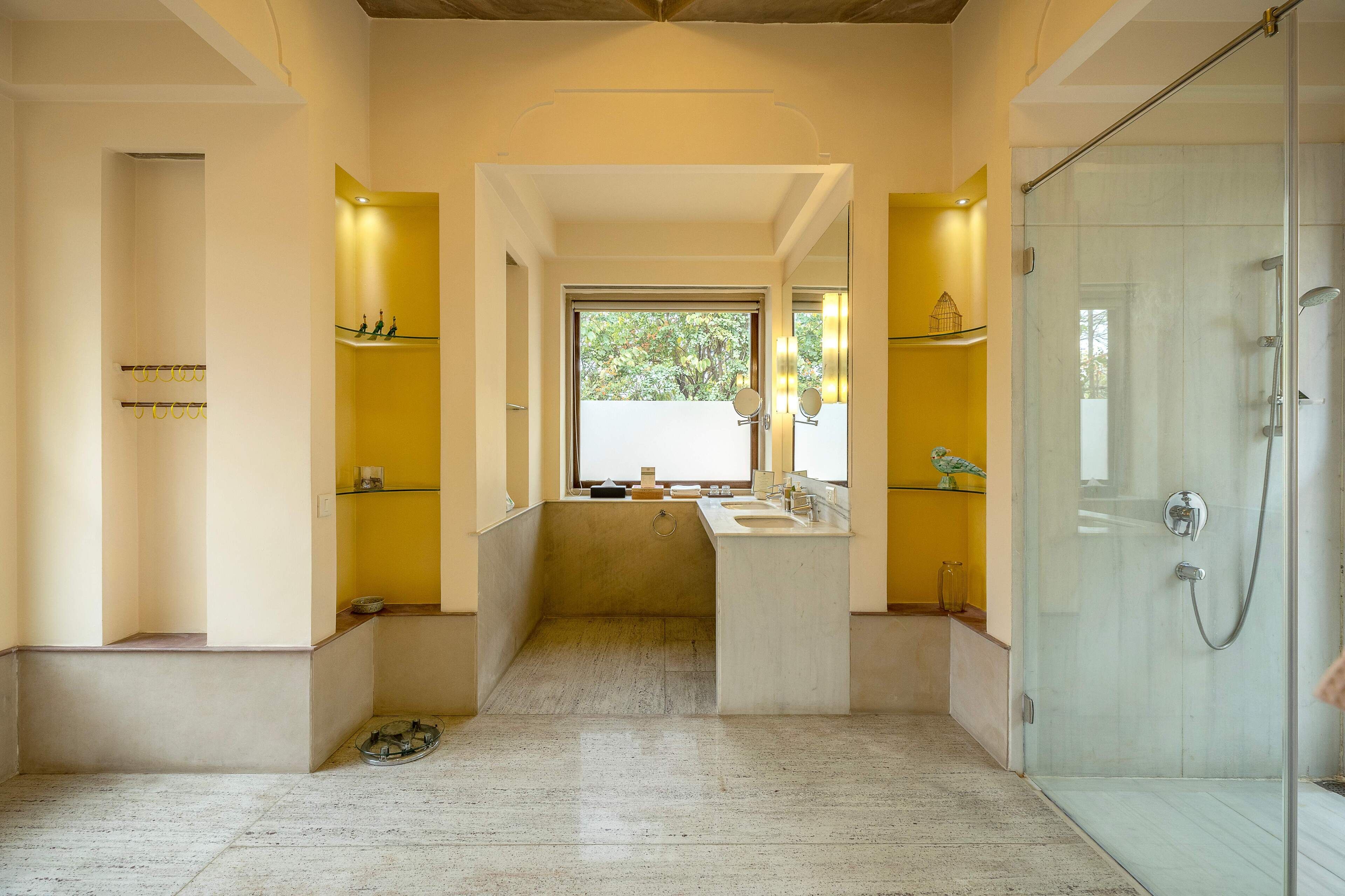 Un baño con ducha de vidrio, lavamanos y ventana.