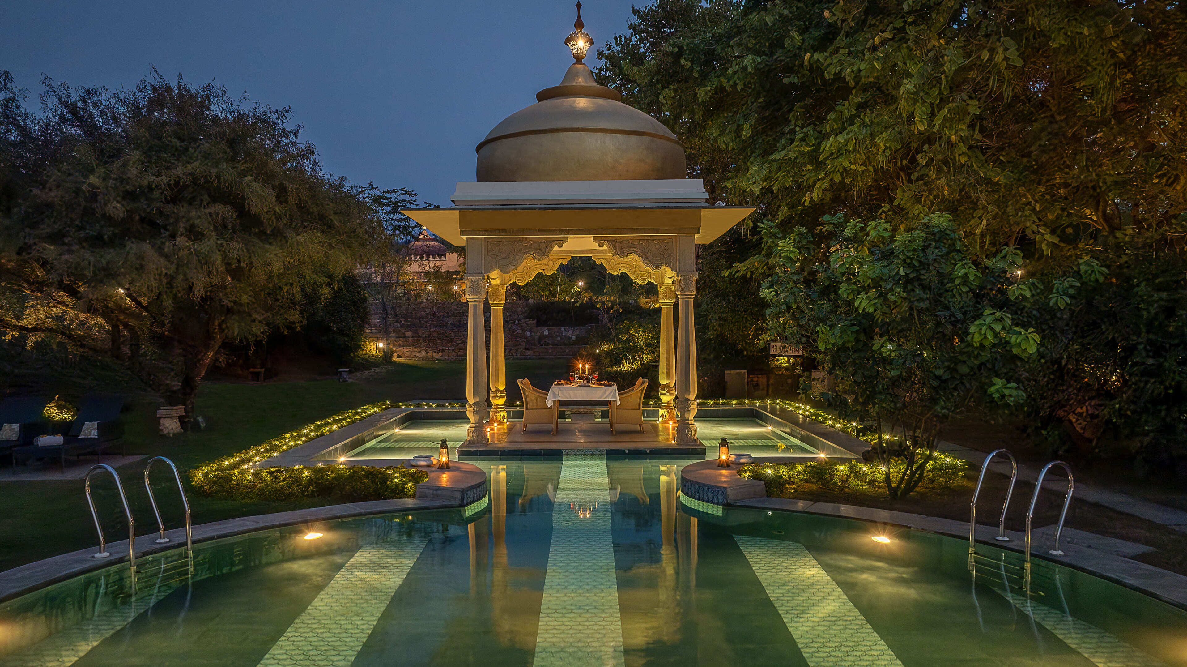 6 outdoor pools, pool umbrellas, pool loungers