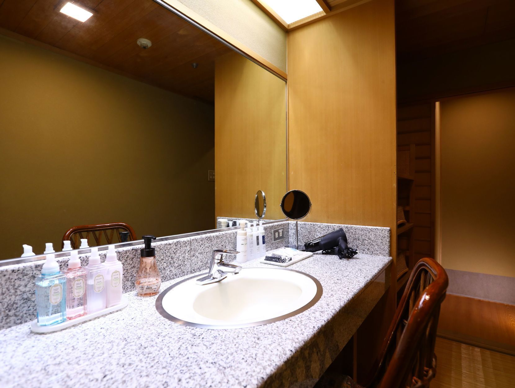 Bathroom | Separate tub and shower, free toiletries, hair dryer, slippers