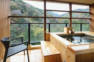 Quarto tradicional, para não fumantes (Japanese-style room,50 sqm) | Cofres nos quartos, escrivaninha, espaço de trabalho para notebook