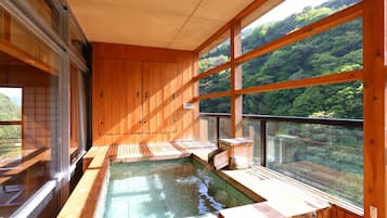 1 habitación, caja de seguridad en la habitación y escritorio