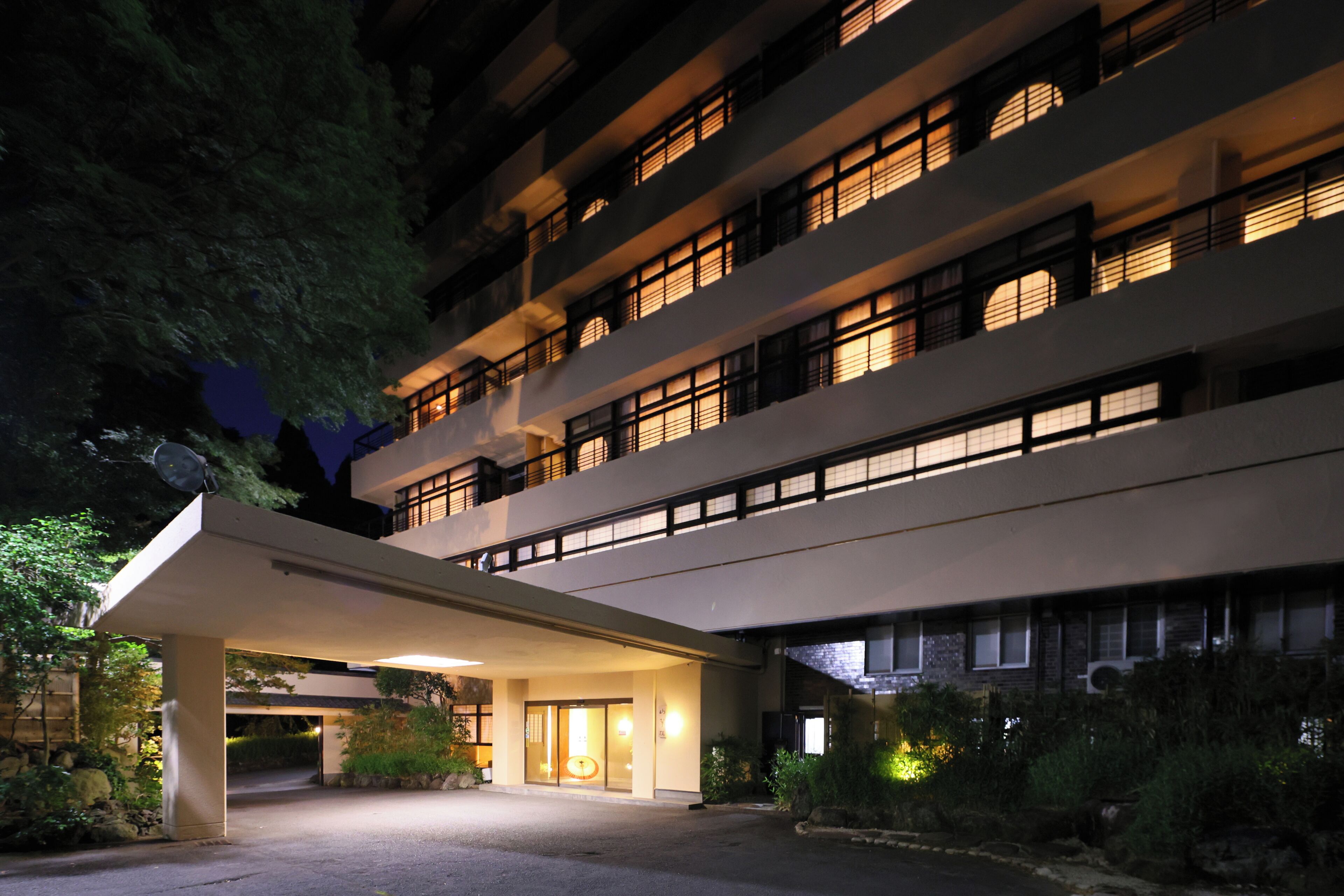 住宿正面 - 傍晚/夜晚