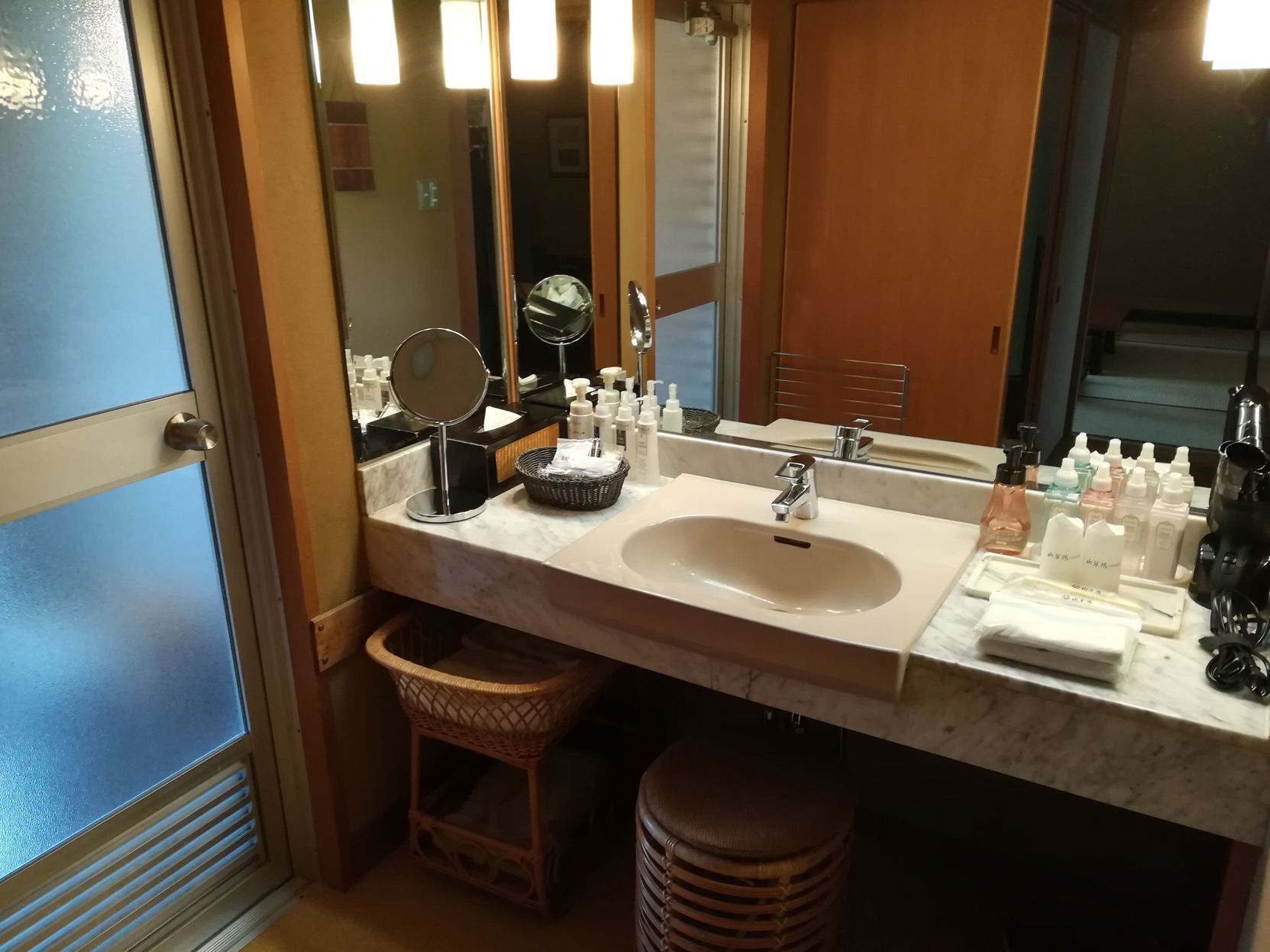 Bathroom | Separate tub and shower, free toiletries, hair dryer, slippers