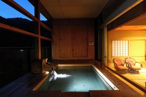 Camera Tradizionale, non fumatori (Open Air Bath, Japanese-style,50sqm) | Una cassaforte in camera, una scrivania, postazione laptop