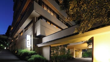 Vista frontal de la propiedad por la tarde o noche