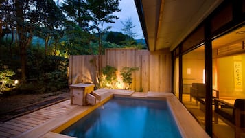 Deluxe kamer (Japanese Western Style with Hot spa) | Badkamer | Een aparte badkuip en douche, gratis toiletartikelen, een haardroger