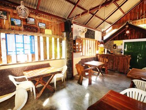 供應早餐、午餐及晚餐