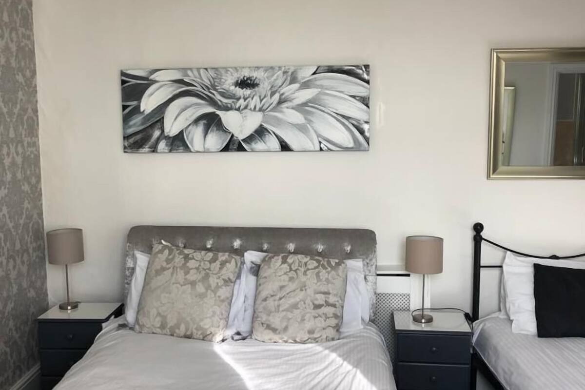 Twin Room | 1 bedroom, iron/ironing board (on request), WiFi (free), bed sheets