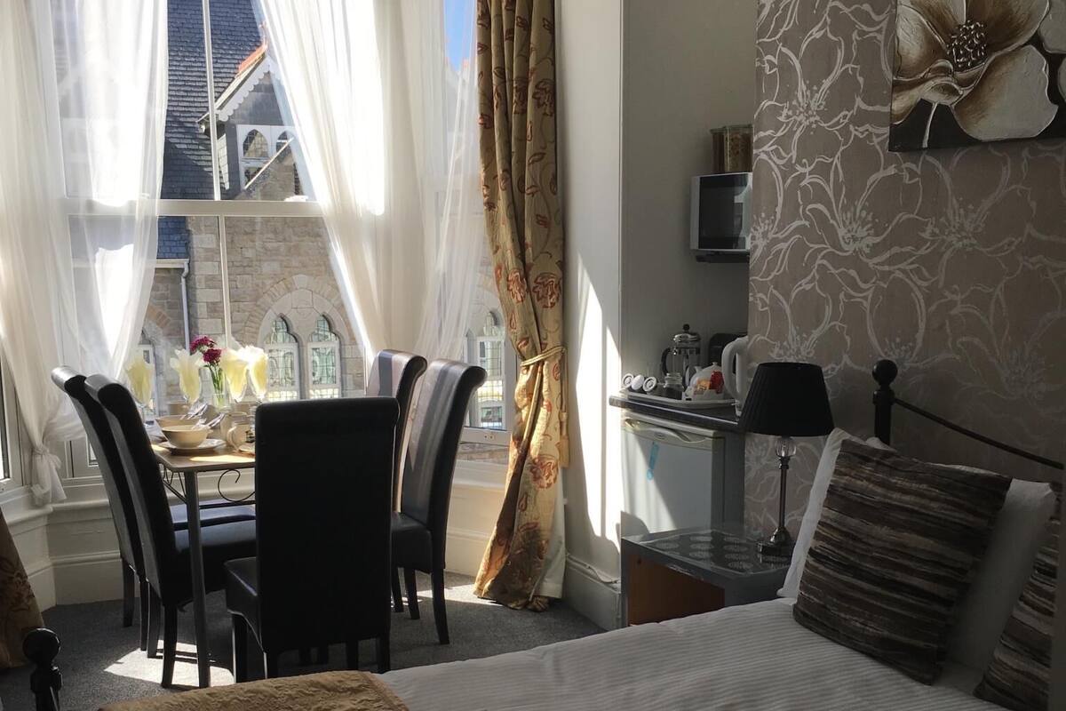 Family Room | 1 bedroom, iron/ironing board (on request), WiFi (free), bed sheets