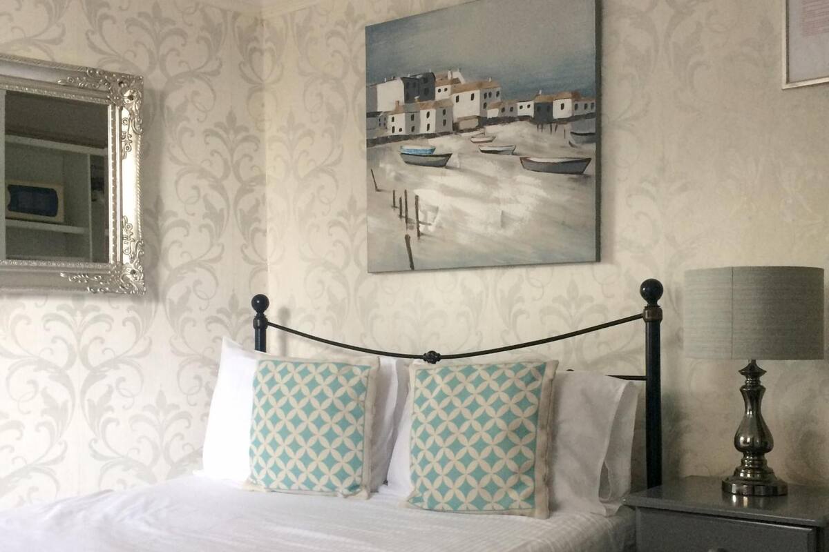 Double Room | 1 bedroom, iron/ironing board (on request), WiFi (free), bed sheets