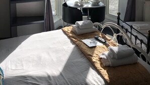 1 bedroom, iron/ironing board (on request), WiFi (free), bed sheets - Duporth Guest House (Penzance)