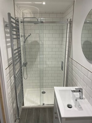 Apartment | Bathroom | Shower, free toiletries, hair dryer, towels - Duporth Guest House (Penzance)