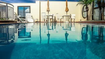 Kolam renang outdoor