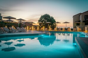 Piscine extérieure, parasols de plage, chaises longues