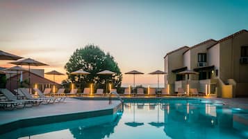 Outdoor pool, pool umbrellas, sun loungers