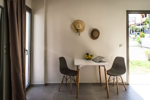 Rideaux occultants, fer et planche à repasser, lits bébé (gratuits)