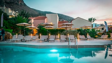 Piscine extérieure, parasols de plage, chaises longues