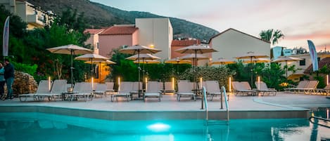 Piscine extérieure, parasols de plage, chaises longues