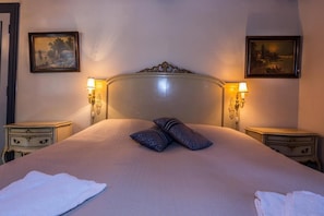 Romantic Room - spa tub  | Individually decorated, individually furnished, bed sheets - Borbjerg Mølle Kro (Holstebro)