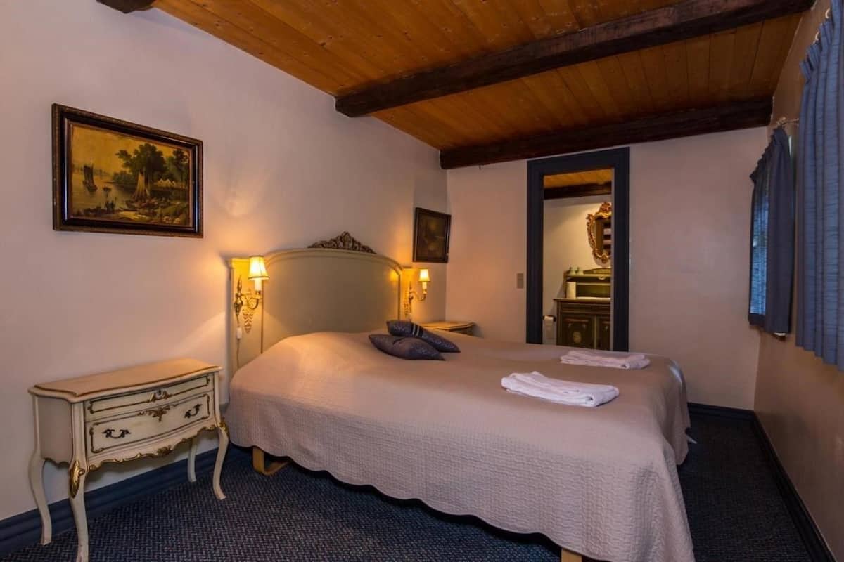Individually decorated, individually furnished, bed sheets