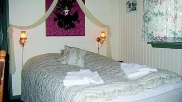 Romantic Room - spa tub | Individually decorated, individually furnished, bed sheets