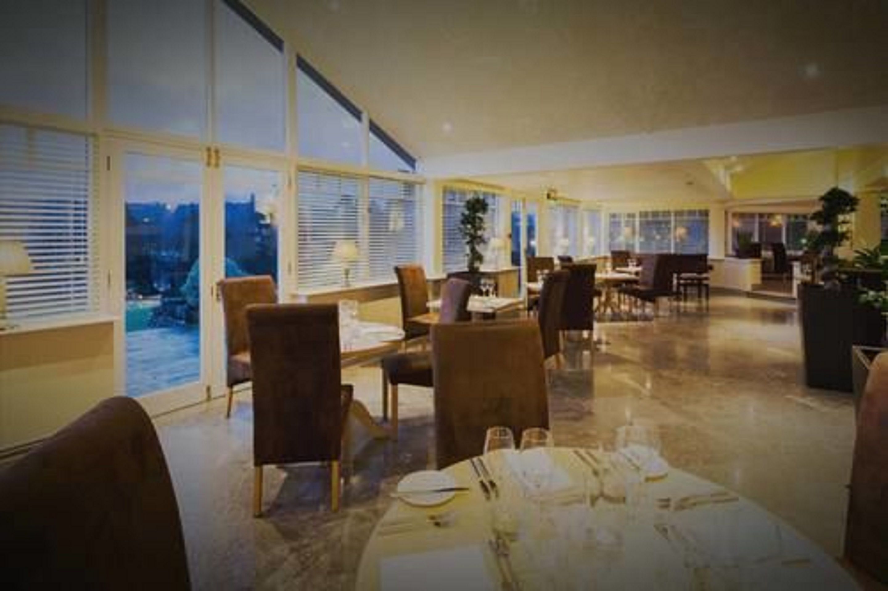 Se sirven desayunos, comidas y cocina británica con vista al jardín