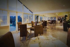 Breakfast, lunch, dinner served; British cuisine, garden views 