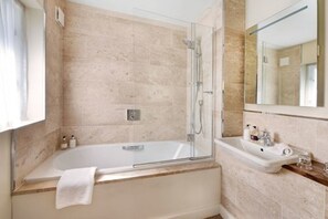 Superior Double or Twin Room (Superb) | Bathroom | Free toiletries, hair dryer, towels - The Ryebeck Country House & Restaurant (Windermere)