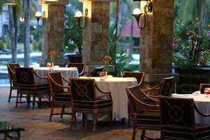 4 间餐厅，供应早餐、午餐和晚餐，亚洲菜