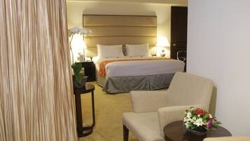 Premier | In-room safe, desk, iron/ironing board, free WiFi