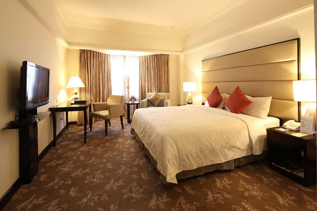 In-room safe, desk, iron/ironing board, free WiFi