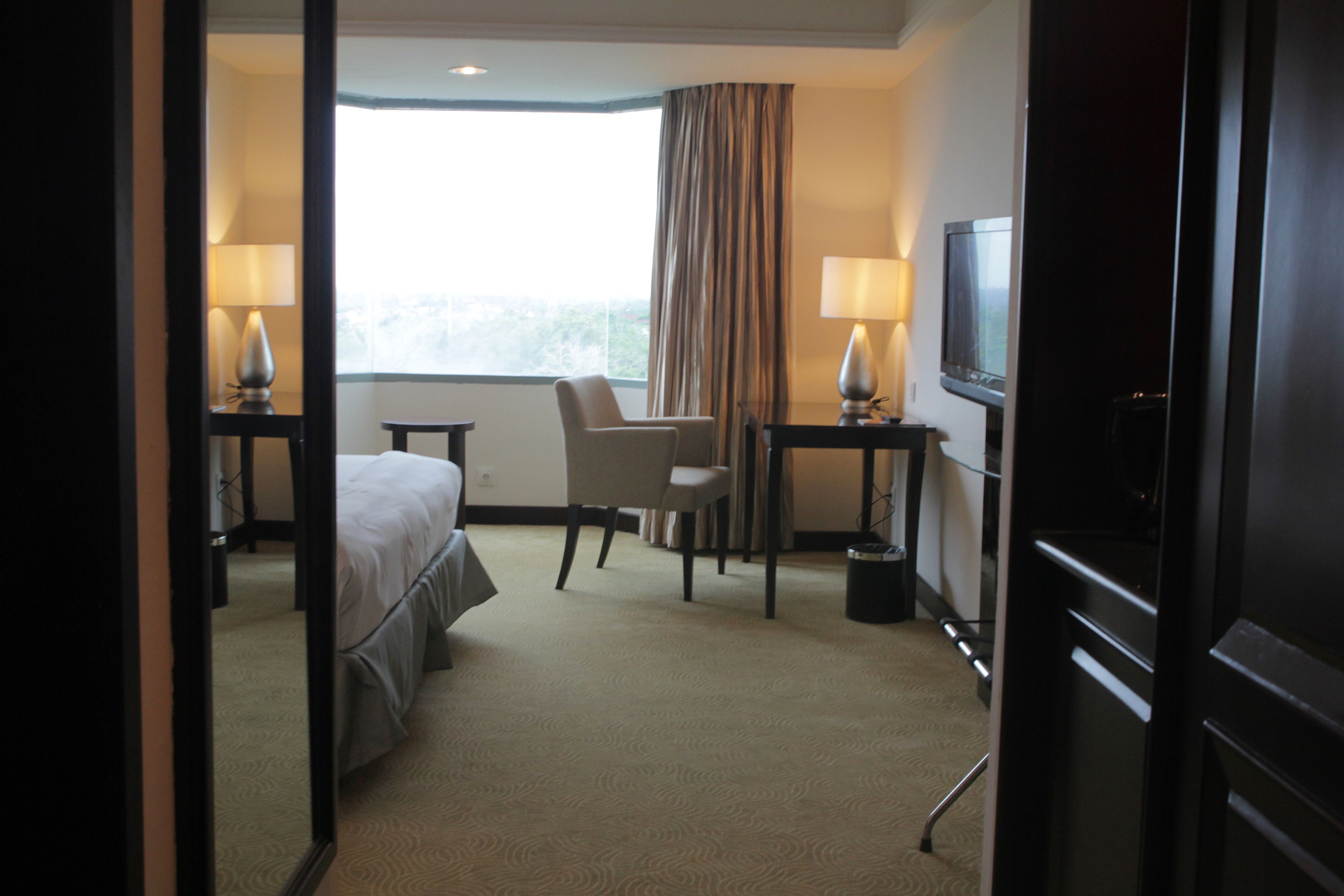 Caja de seguridad en la habitación y escritorio 