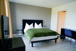 Kahden hengen superior-huone, järvinäköala | Minibaari, tallelokero huoneessa, työpöytä, vuodevaatteet