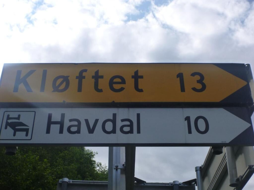 Un cartel direccional con los destinos Kløftet 13 y Havdal 10.