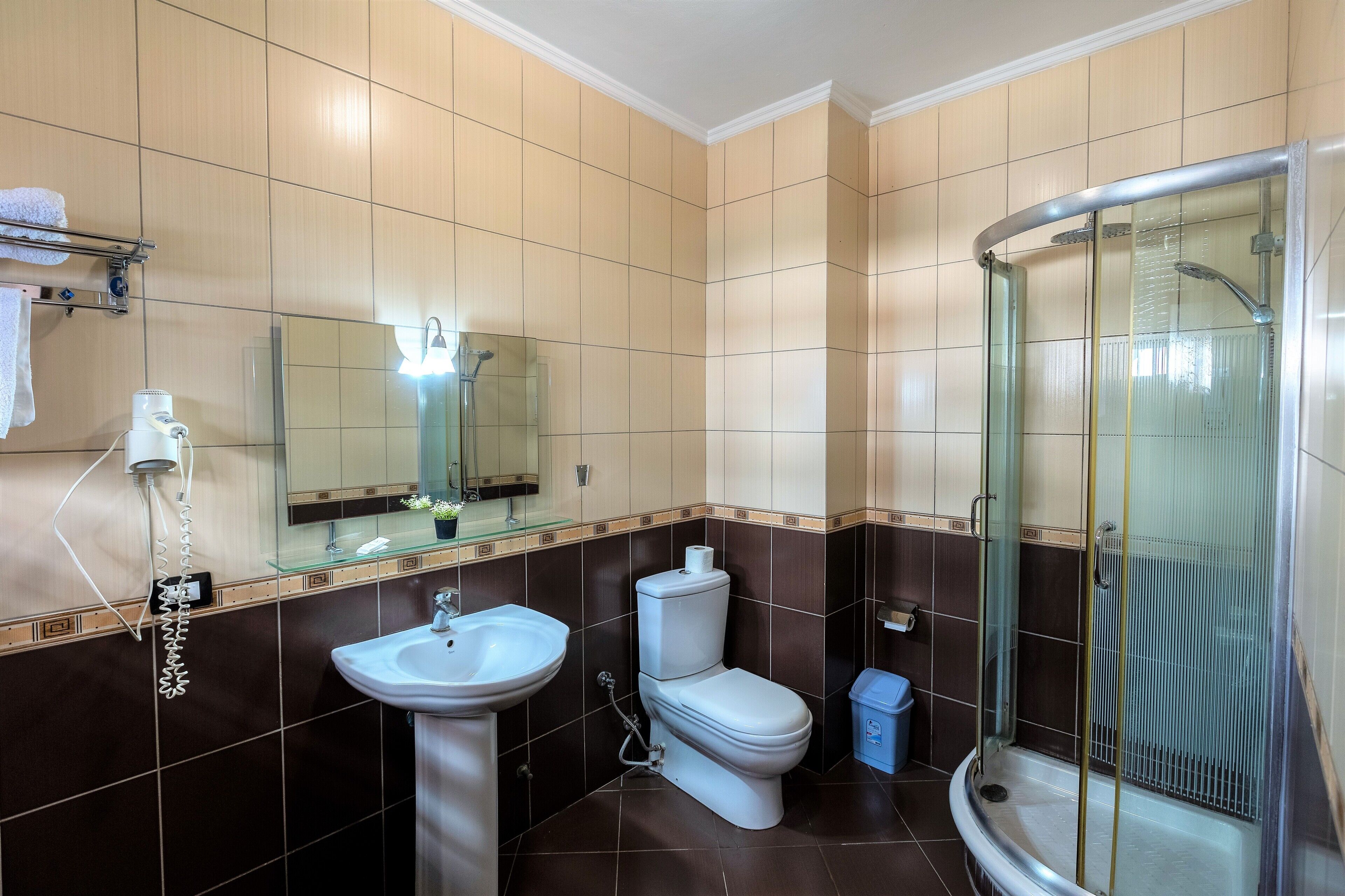 premium bedding, desk, free wifi, bed sheets