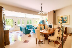 Villa Deluxe, 3 habitaciones, piscina privada, en la zona del jardín | Zona de estar | Una televisión LCD, un reproductor de DVD, una mesa de tenis de mesa