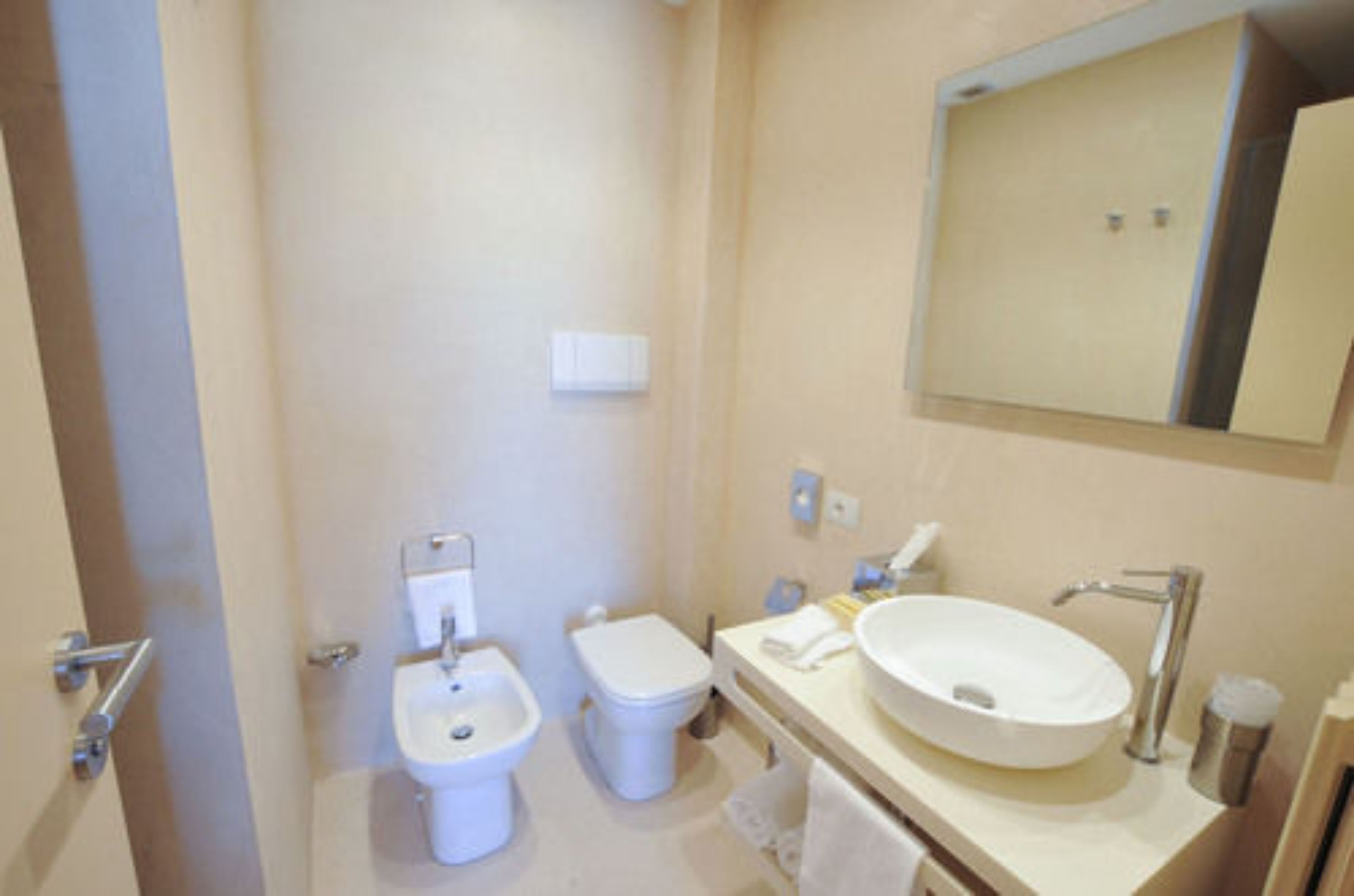 shower, rainfall showerhead, free toiletries, hair dryer