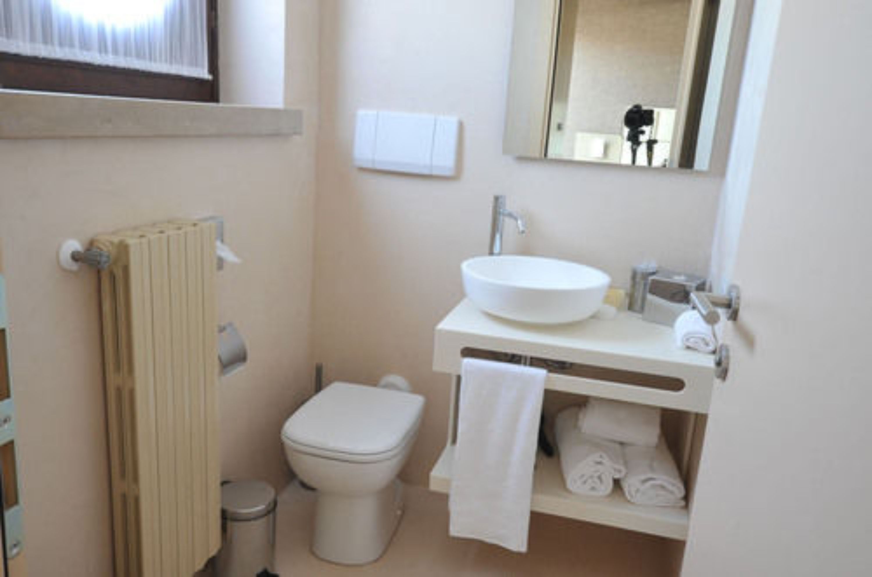 shower, rainfall showerhead, free toiletries, hair dryer