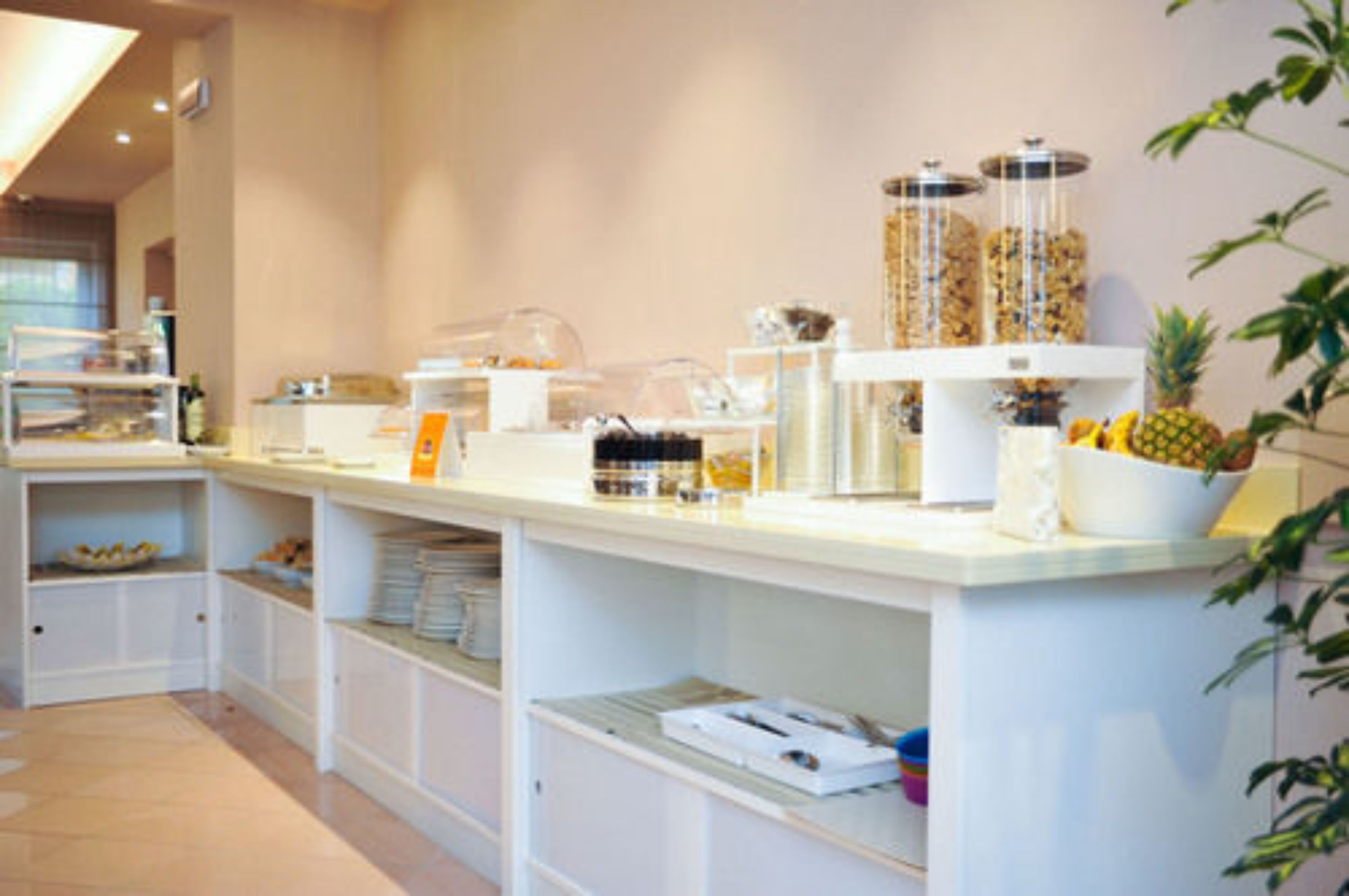 Daily continental breakfast (EUR 5 per person)