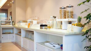 Buffet-alueella on useita ruokapisteitä, joista löytyy muun muassa hedelmäkulho ja erilaisia pikkupurtavia.