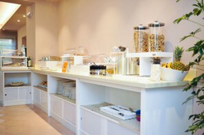 Petit déjeuner continental (5 EUR par personne)