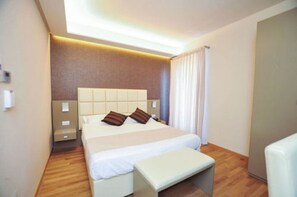 羽絨被、迷你吧、客房內保險箱、書桌