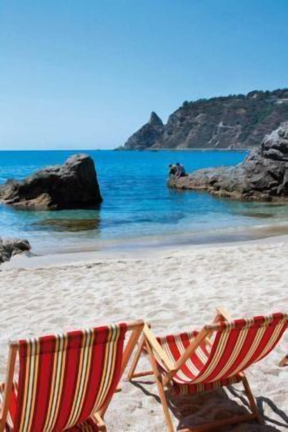 在海滩、白沙、沙滩椅、海滩遮阳伞