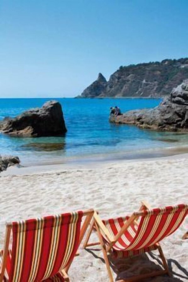 Plage, sable blanc, chaises longues, parasols