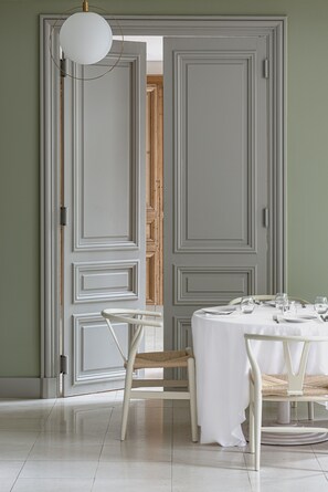 Petit déjeuner buffet (32 EUR par personne)