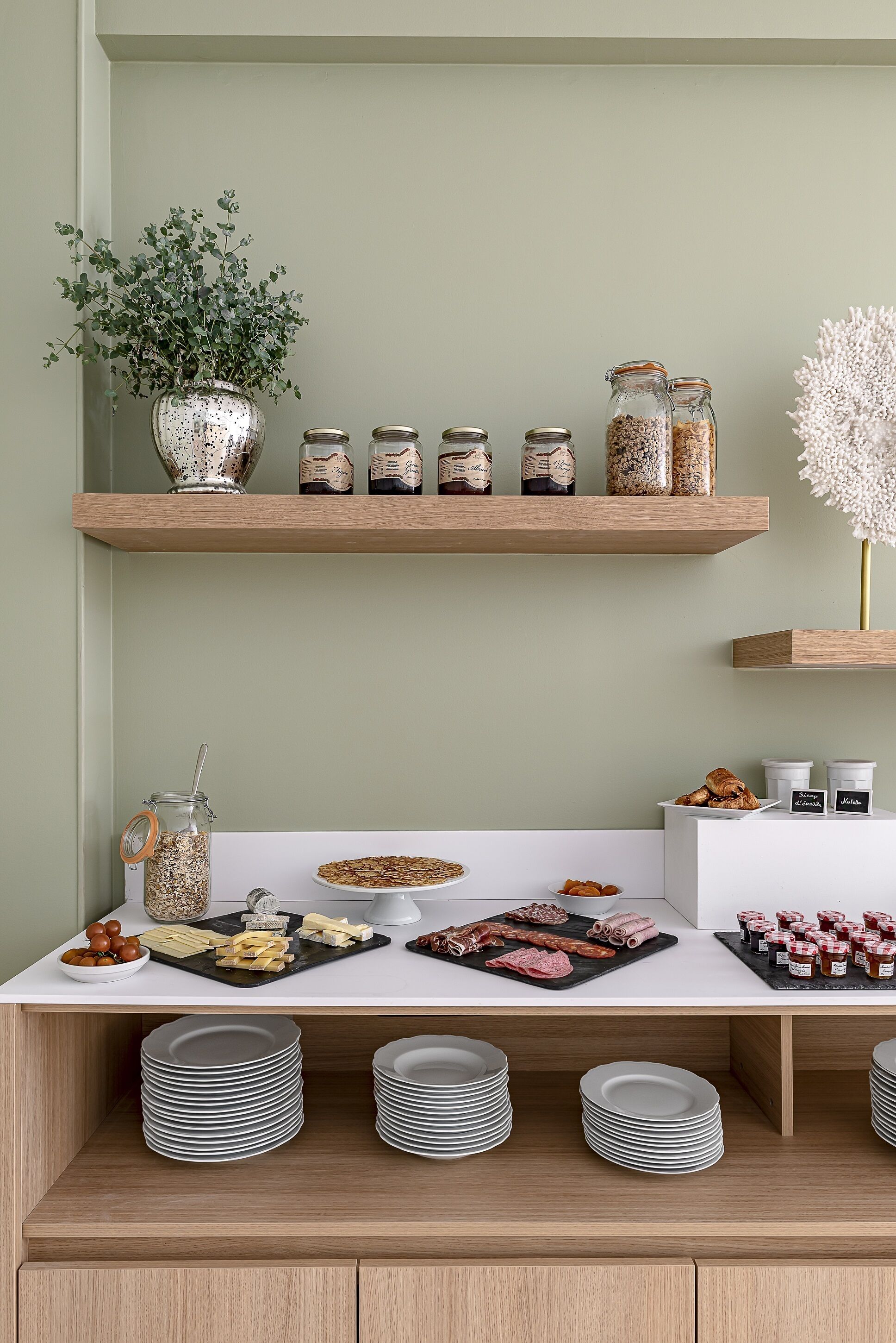 daily buffet breakfast (eur 32 per person)